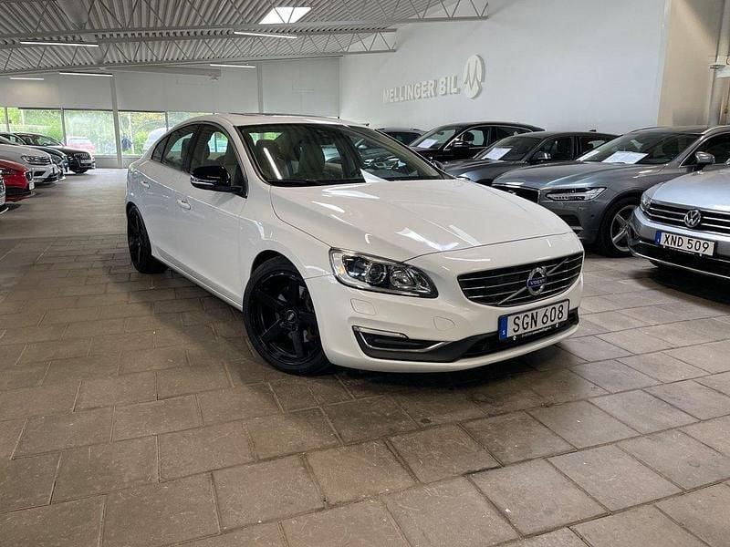 Vit Begagnad 2016 Volvo S60 Summum Sedan | 209 000 kr (Lite dyr) - Bild 1/4