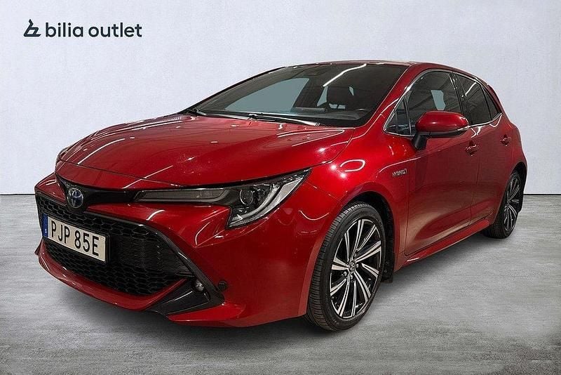 Röd Begagnad 2021 Toyota Corolla Hybrid Style Halvkombi | 224 900 kr (Marknadspris) - Bild 1/4