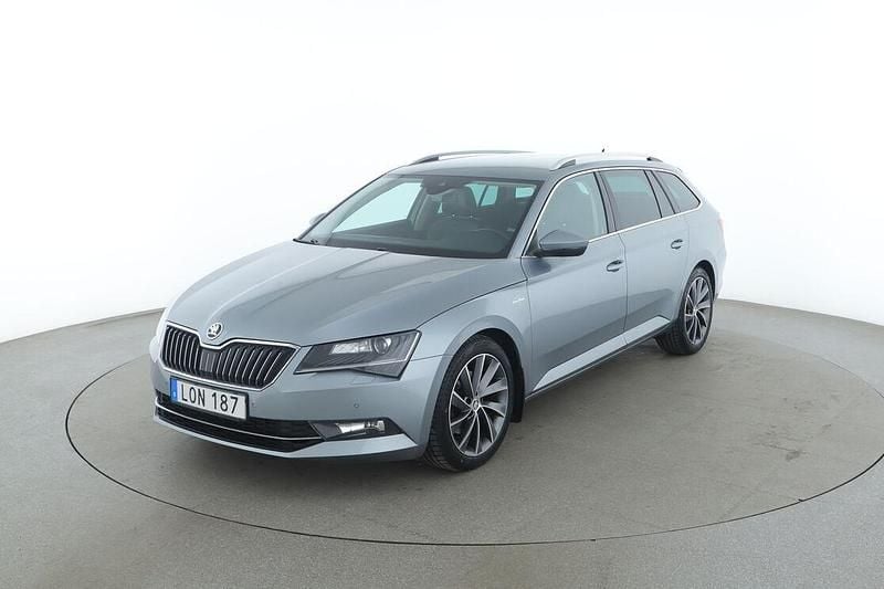 Grå Begagnad 2018 Skoda Superb LAURIN & KLEMENT Kombi | 203 000 kr (Bra pris) - Bild 1/3