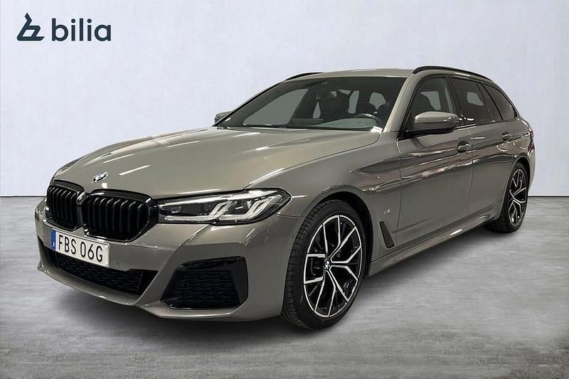 Bernina grey amber effect metallic Begagnad 2021 BMW 520 M Sport Kombi | 359 900 kr (Lite dyr) - Bild 1/4