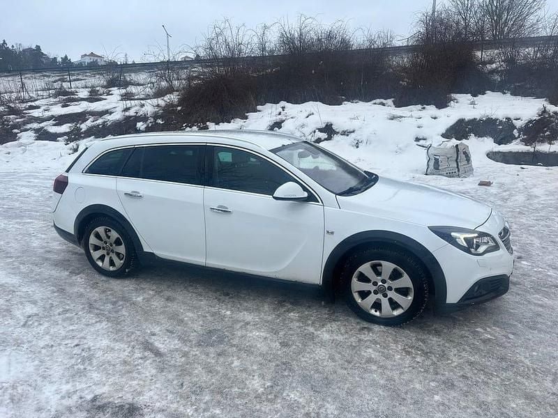 Begagnad Opel Insignia Country Tourer Business 163 HK (119 kW) 2014 Vit Kombi