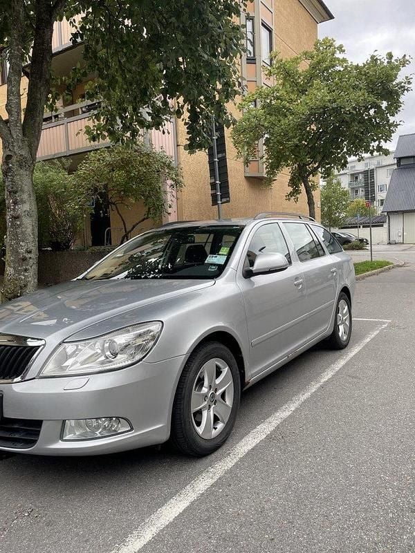 Silver Begagnad 2011 Skoda Octavia Kombi | 40 000 kr - Bild 1/4