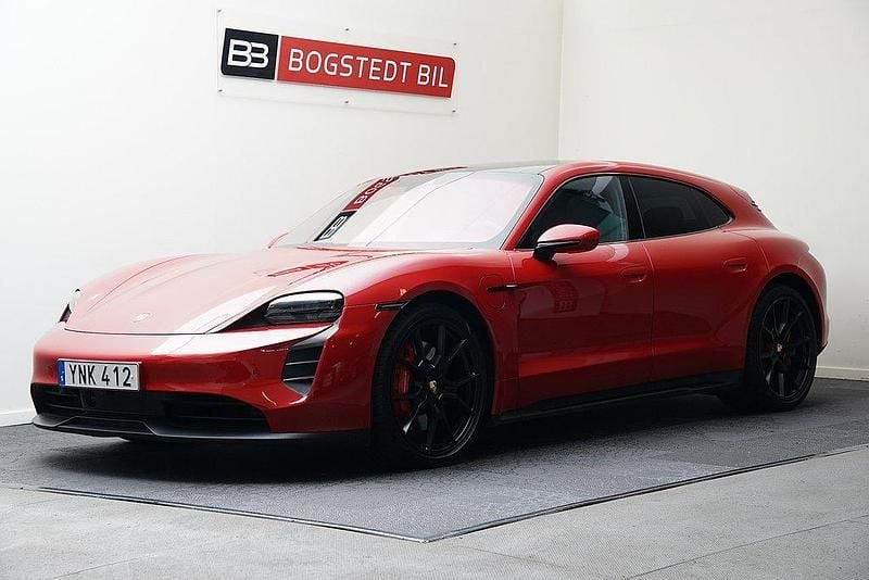 Röd Begagnad 2022 Porsche Taycan GTS Sport Turismo Sedan | 939 000 kr - Bild 1/4