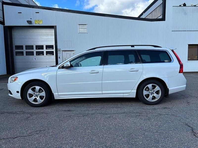 Vit Begagnad 2010 Volvo V70 Momentum Kombi | 58 600 kr (Superpris) - Bild 1/4