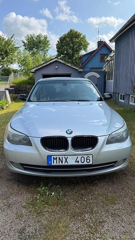Begagnad 2009 BMW 520 Sedan | 58 000 kr (Marknadspris) - Bild 1/4