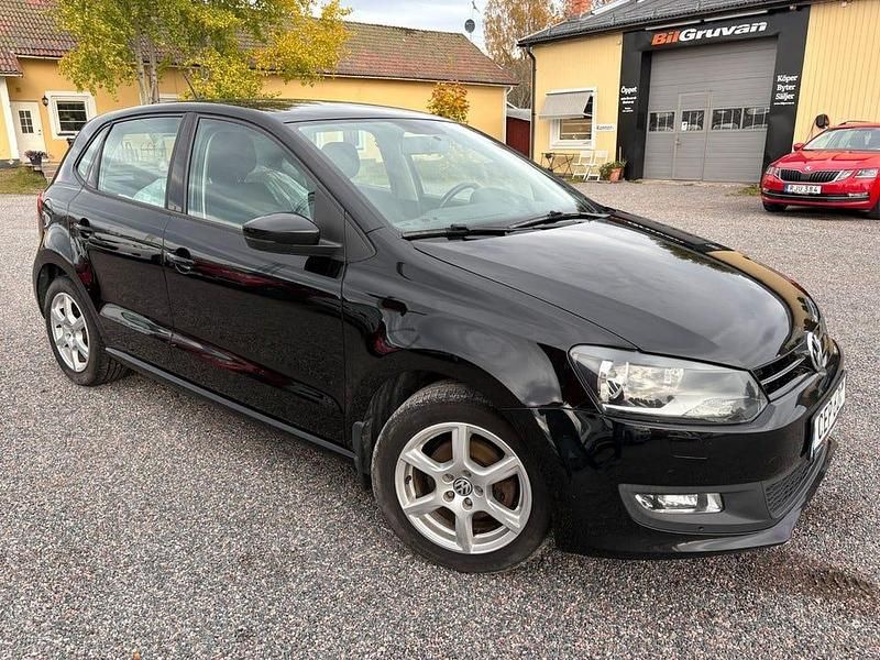 Svart Begagnad 2014 VW Polo Halvkombi | 79 900 kr (Marknadspris) - Bild 1/4