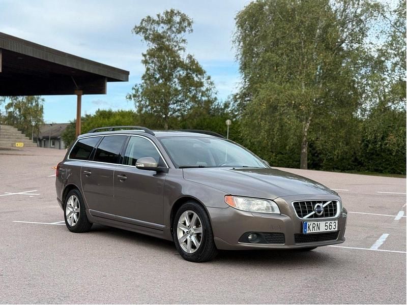 Grå Begagnad 2011 Volvo V70 Momentum Kombi | 59 900 kr (Marknadspris) - Bild 1/4