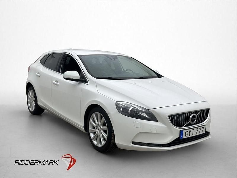 Begagnad Volvo V40 Momentum 120 HK (88 kW) 2015 Vit Halvkombi
