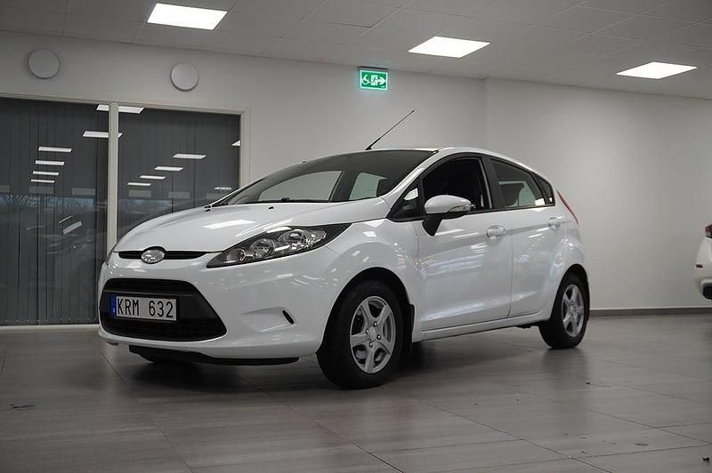 Vit Begagnad 2010 Ford Fiesta Halvkombi | 38 800 kr (Marknadspris) - Bild 1/4