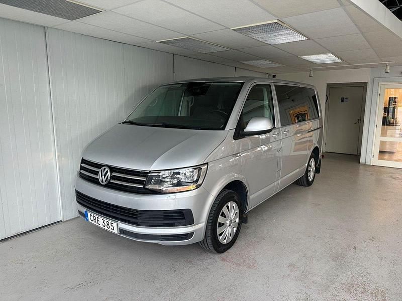 Silver Begagnad 2015 VW Caravelle Comfortline Minibuss | 209 900 kr (Marknadspris) - Bild 1/4