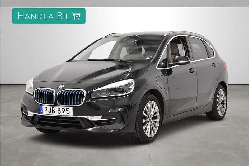 Svart Begagnad 2018 BMW 225 Active Tourer Luxury Line Minibuss | 179 900 kr (Superpris) - Bild 1/4