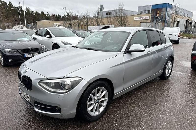 Begagnad BMW 120 Sport Line 184 HK (135 kW) 2013 Silver Halvkombi