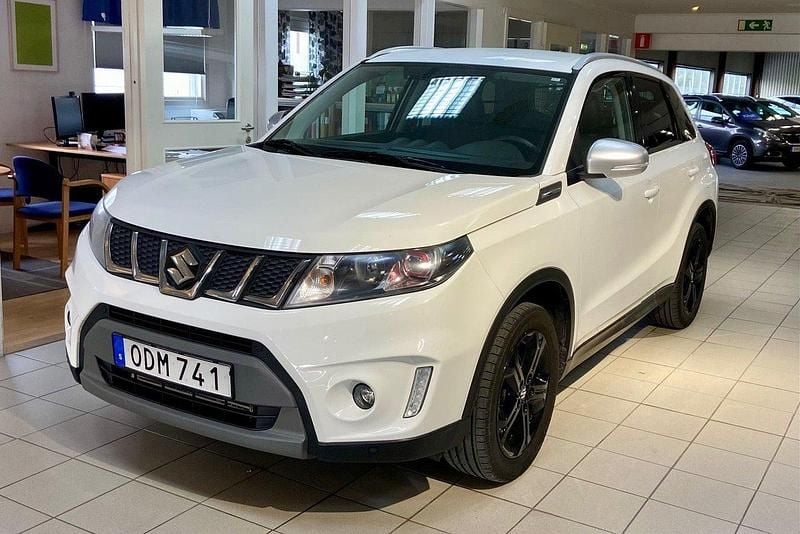 Vit Begagnad 2016 Suzuki Vitara SUV | 169 800 kr (Marknadspris) - Bild 1/4