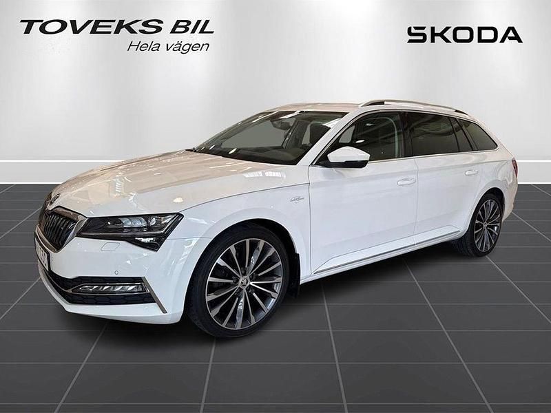Vit Begagnad 2021 Skoda Superb Kombi | 234 900 kr (Bra pris) - Bild 1/4