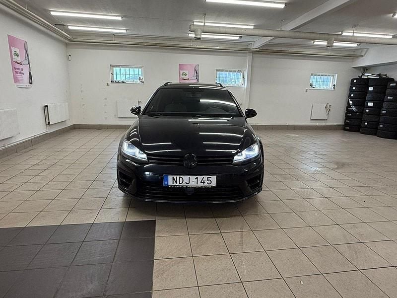 Svart Begagnad 2016 VW Golf VII R Kombi | 159 900 kr (Superpris) - Bild 1/4
