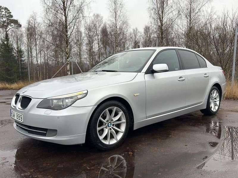 Grå Begagnad 2009 BMW 520 Sedan | 69 900 kr (Marknadspris) - Bild 1/4