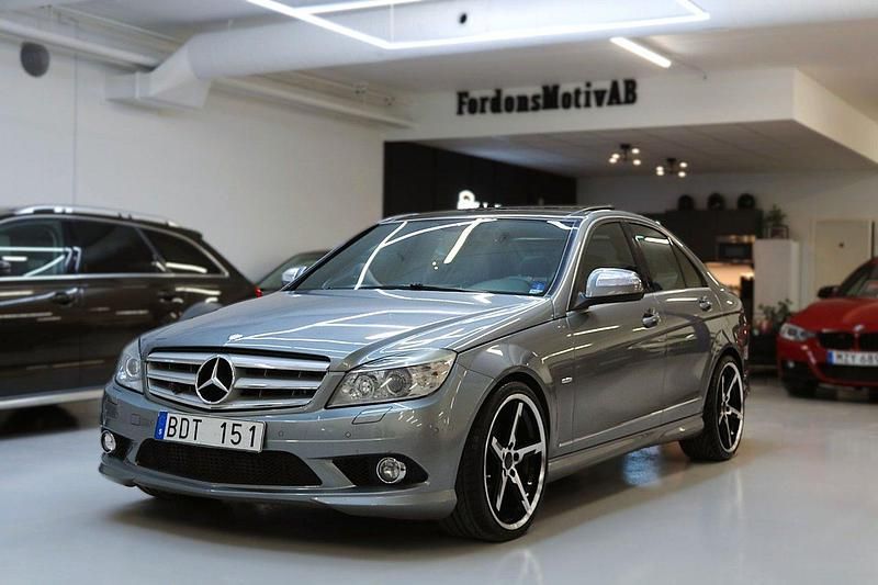 Grå Begagnad 2008 Mercedes C320 AMG Sedan | 109 900 kr (Marknadspris) - Bild 1/4