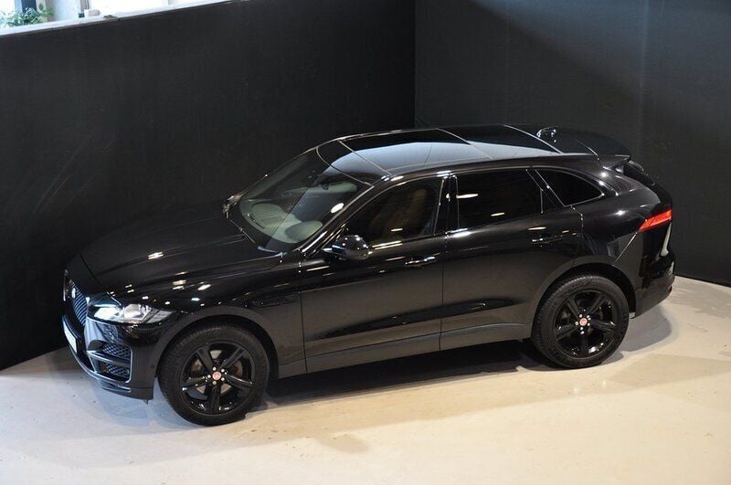 Svart Begagnad 2016 Jaguar F-Pace Portfolio SUV | 299 000 kr - Bild 1/4