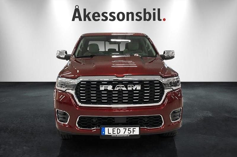 Ny RAM 1500 548 HK (403 kW) 2025 Röd Pickup