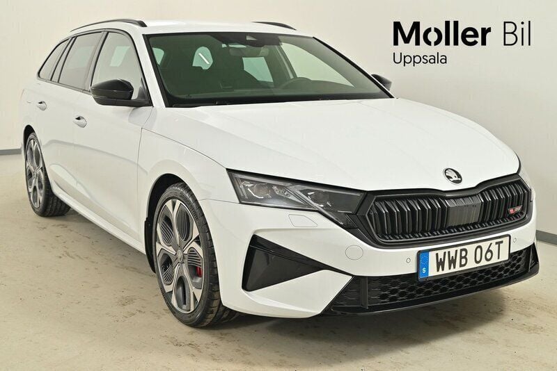 Vit (moon white metallic) Ny 2025 Skoda Octavia RS Kombi | 442 100 kr - Bild 1/4