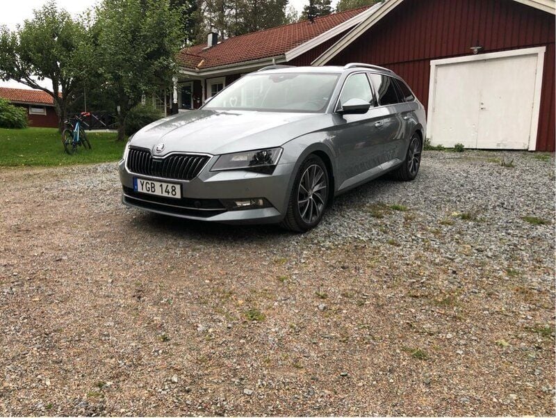 Grå Begagnad 2017 Skoda Superb LAURIN & KLEMENT Kombi | 185 000 kr (Marknadspris) - Bild 1/3