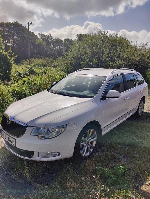 Vit Begagnad 2012 Skoda Superb Ambition Kombi | 60 900 kr (Bra pris) - Bild 1/3