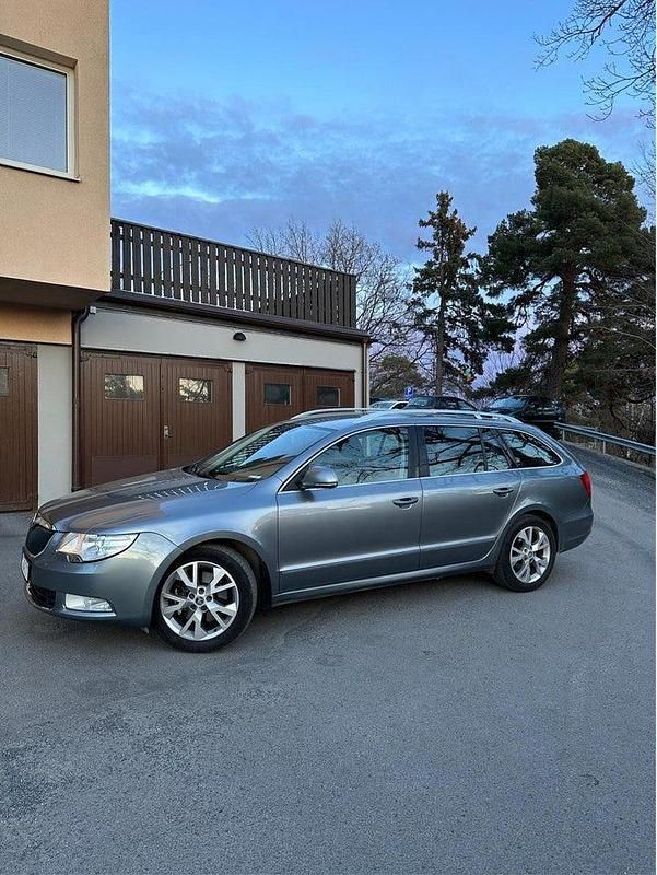 Silver Begagnad 2013 Skoda Superb Ambition Kombi | 95 000 kr (Marknadspris) - Bild 1/4