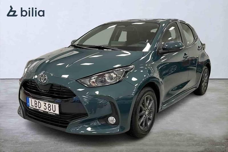 Grön Begagnad 2025 Toyota Yaris Hybrid Halvkombi | 248 500 kr - Bild 1/1