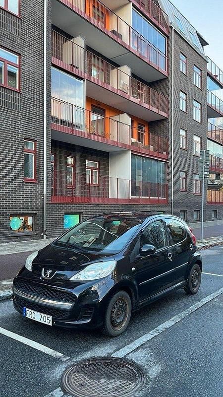 Svart Begagnad 2010 Peugeot 107 Halvkombi | 23 500 kr (Marknadspris) - Bild 1/4