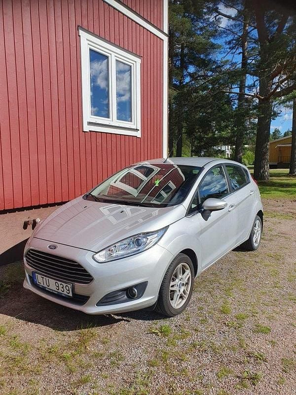 Grå Begagnad 2013 Ford Fiesta Titanium Halvkombi | 58 000 kr (Superpris) - Bild 1/1