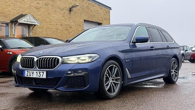 Blå Begagnad 2022 BMW 530e M Sport Kombi | 329 500 kr (Marknadspris) - Bild 1/4