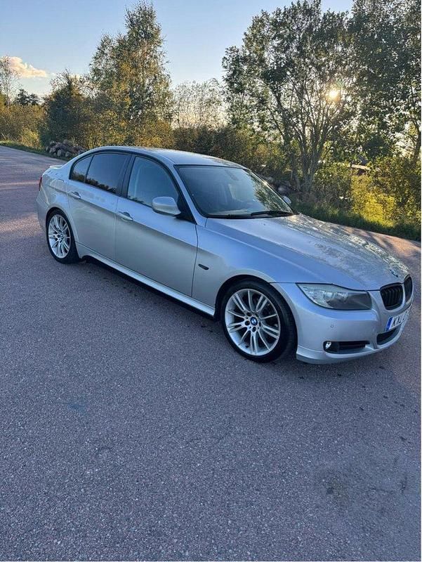 Grå Begagnad 2011 BMW 320 Comfort Edition Sedan | 25 000 kr - Bild 1/4