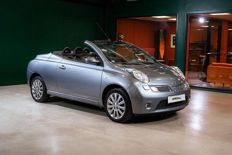 Ljusblå (blå) Begagnad 2008 Nissan Micra C+C Cab | 79 900 kr (Dyr) - Bild 1/4