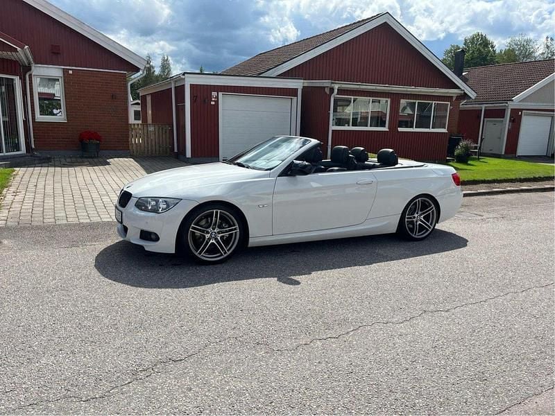 Vit Begagnad 2011 BMW 325 Cabriolet Comfort Edition Cab | 179 000 kr (Marknadspris) - Bild 1/4