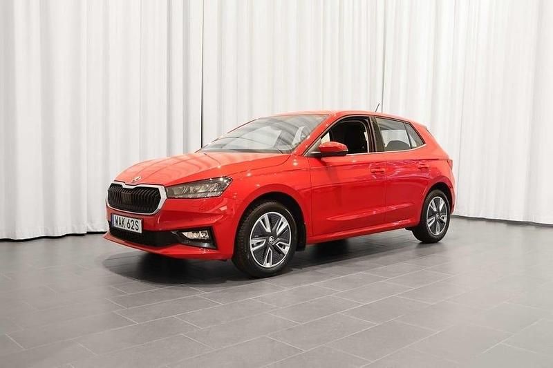 Röd Begagnad 2023 Skoda Fabia Halvkombi | 204 500 kr (Marknadspris) - Bild 1/4