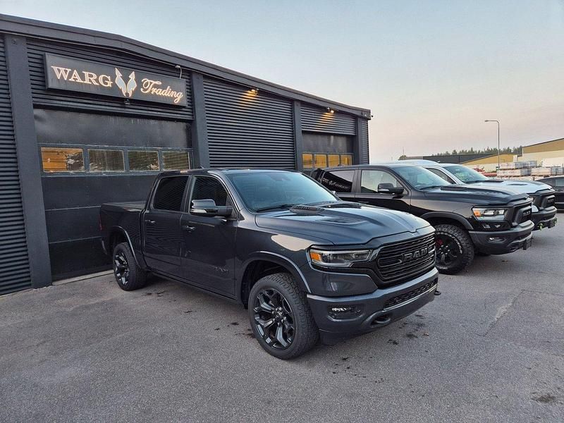 Svart (gråmet) Begagnad 2021 RAM 1500 Pickup | 869 000 kr - Bild 1/4