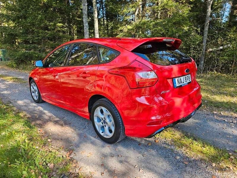Röd Begagnad 2013 Ford Focus Titanium Halvkombi | 43 900 kr - Bild 1/4