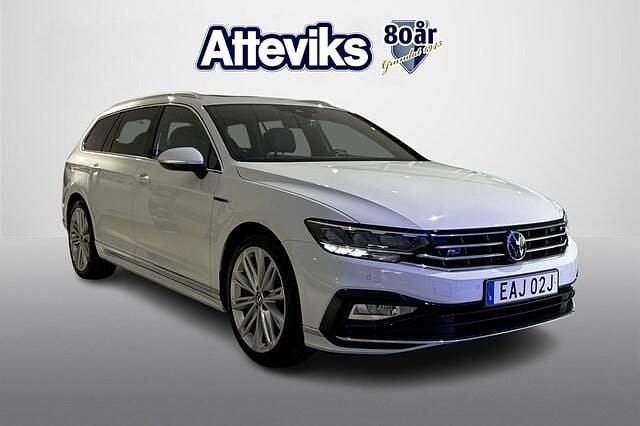 Vit Begagnad 2023 VW Passat R-line Kombi | 399 900 kr (Marknadspris) - Bild 1/4