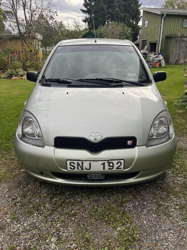 Grön Begagnad 2001 Toyota Yaris Halvkombi | 20 000 kr (Bra pris) - Bild 1/4