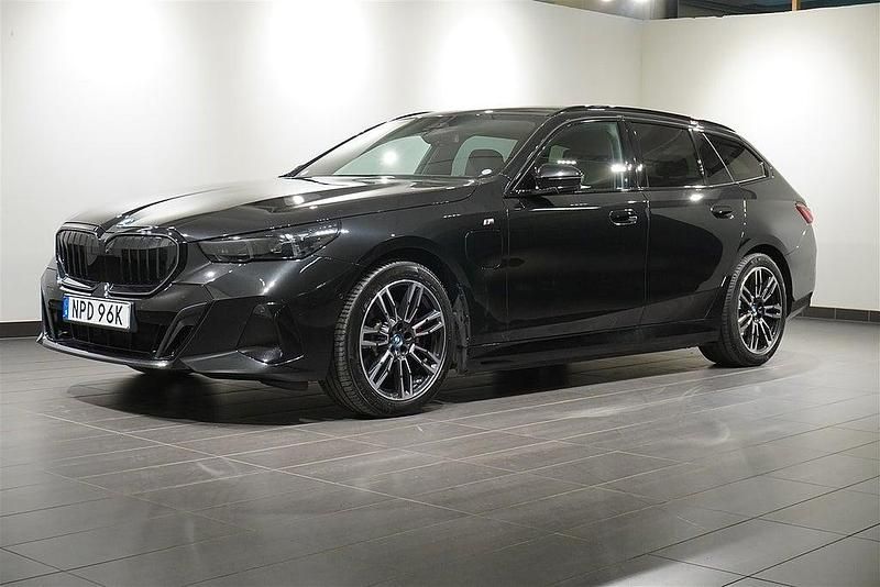 Svart Begagnad 2025 BMW 530e M Sport Kombi | 649 800 kr (Marknadspris) - Bild 1/4