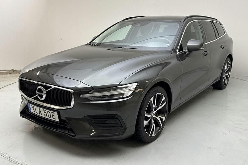 Mörkgrå Begagnad 2022 Volvo V60 Pro Kombi | 255 900 kr (Superpris) - Bild 1/4