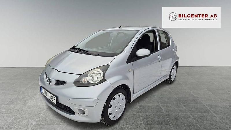 Begagnad Toyota Aygo 68 HK (50 kW) 2006 Silver Halvkombi