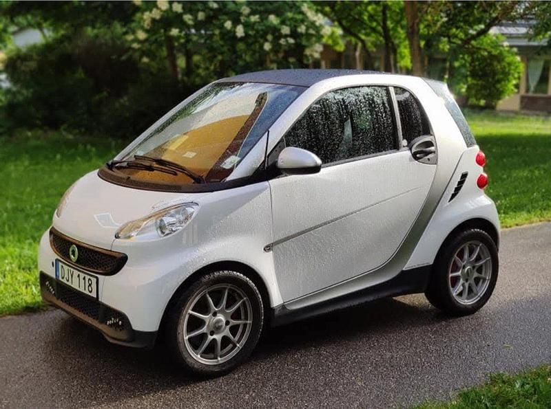 Vit Begagnad 2015 Smart ForTwo Coupé Sportkupé | 60 900 kr (Lite dyr) - Bild 1/4