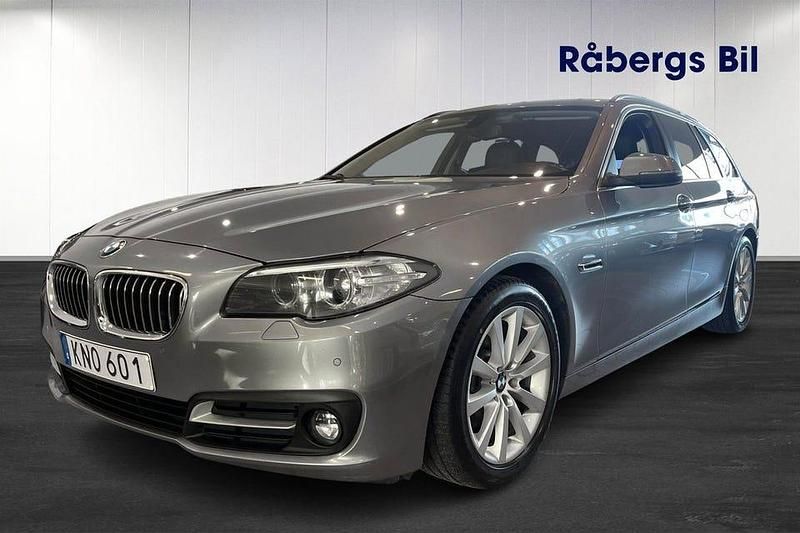 Grå Begagnad 2016 BMW 520 Kombi | 179 800 kr (Lite dyr) - Bild 1/4