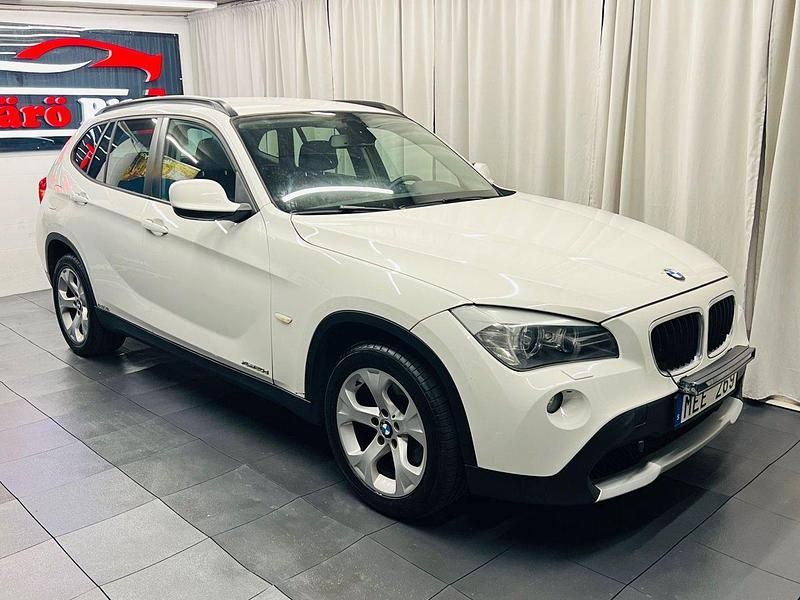 Vit Begagnad 2011 BMW X1 SUV | 79 900 kr (Marknadspris) - Bild 1/4