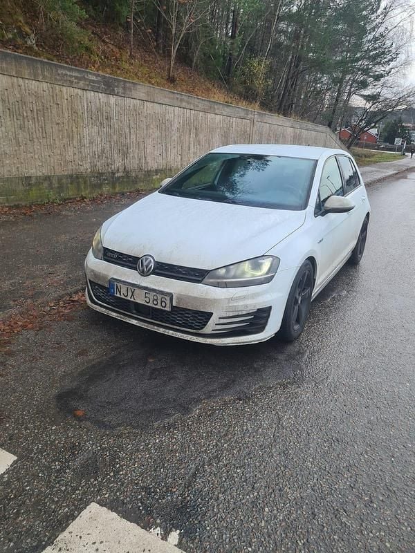 Svarta fälgar Begagnad 2014 VW Golf VII GTD Halvkombi | 134 900 kr (Marknadspris) - Bild 1/3
