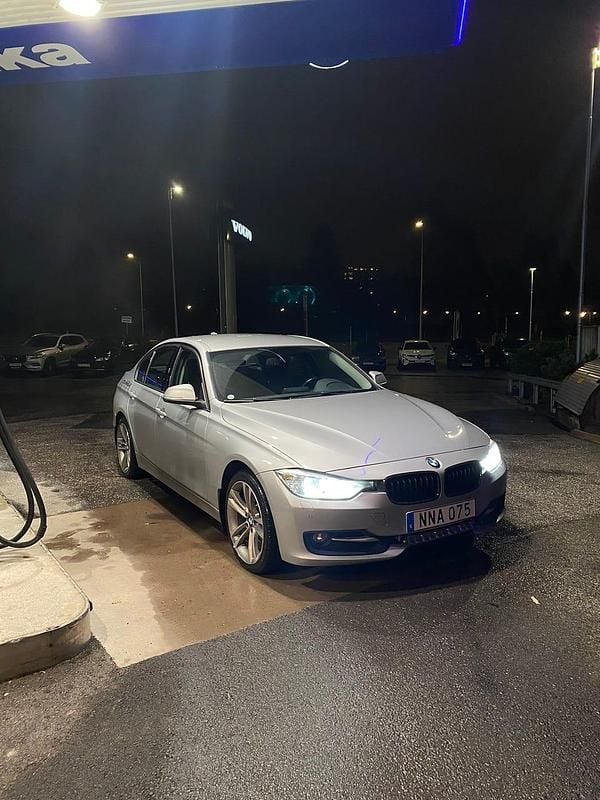 Begagnad 2014 BMW 320 Sedan | 130 000 kr (Bra pris) - Bild 1/4