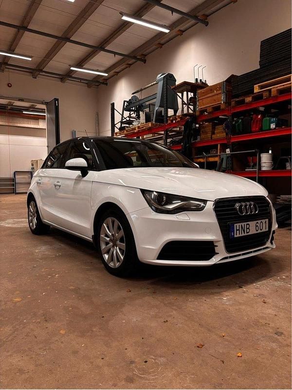 Vit Begagnad 2013 Audi A1 Sportback Sport Halvkombi | 69 000 kr (Marknadspris) - Bild 1/4