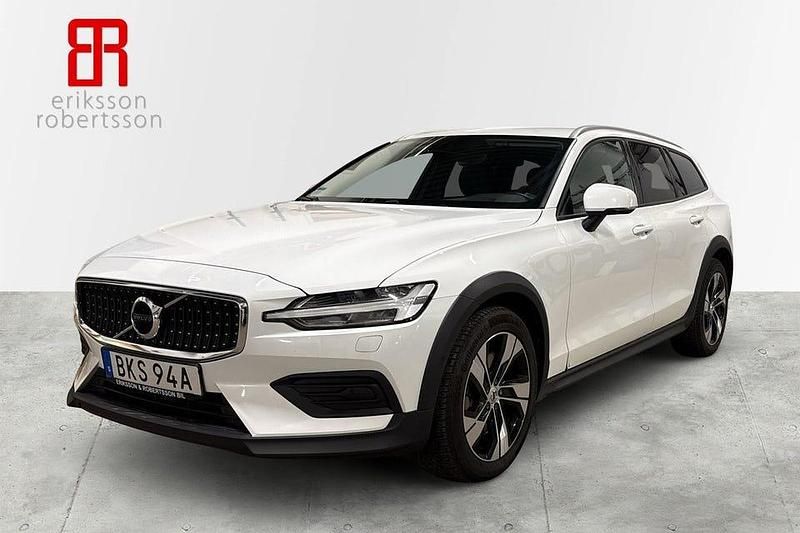 Begagnad Volvo V60 CC Momentum 190 HK (139 kW) 2020 Vit Kombi