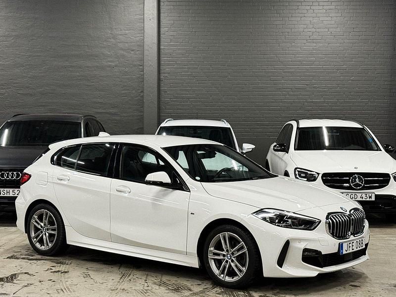 Vit Begagnad 2020 BMW 118 M Sport Halvkombi | 249 900 kr (Lite dyr) - Bild 1/4